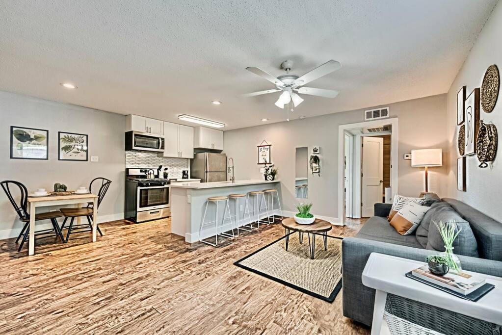 Lovely Flat Near Downtown Apartment